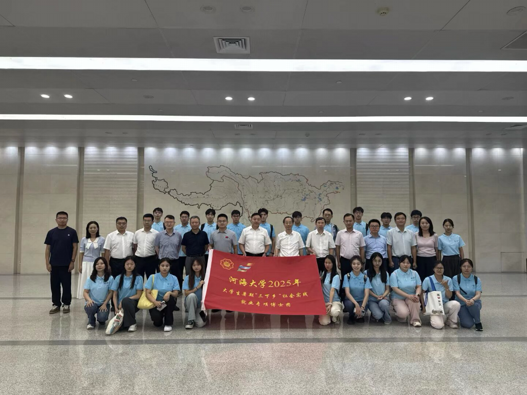 实践团于长江委水文局合影.png