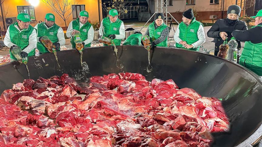 乌兹别克斯坦最大的超级大锅饭，一锅出4吨手抓饭，用料太生猛了