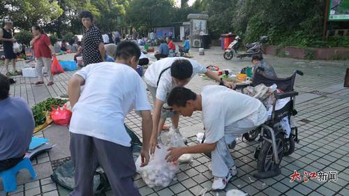 三人合力收摊。陈春伟摄