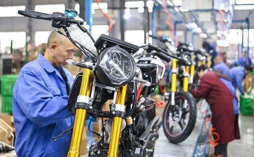 ▲江津区珞璜工业园，重庆昌明摩托车股份有限公司生产车间内，工人们正加足马力赶制出口订单。记者 齐岚森 摄