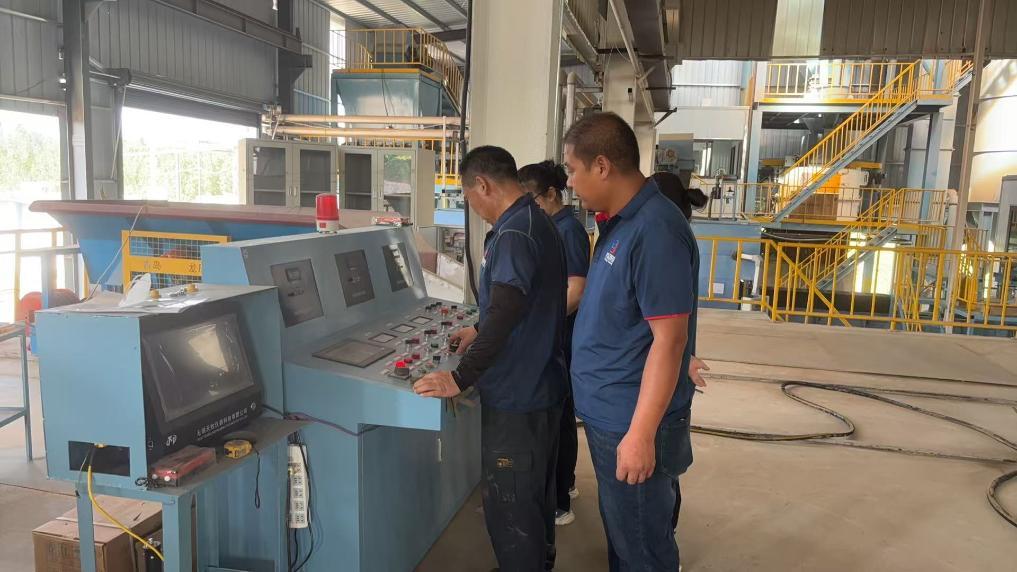 山东宇众汽车科技有限公司生产车间里，工作人员正在检查设备。（受访者供图）