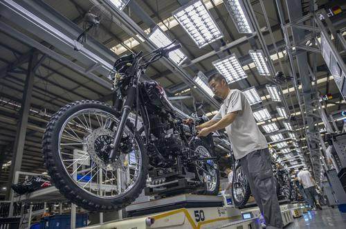 6月18日，巴南区宗申集团摩托车生产厂房里，工人正在开足马力生产越野摩托车。通讯员 刘纪湄 摄