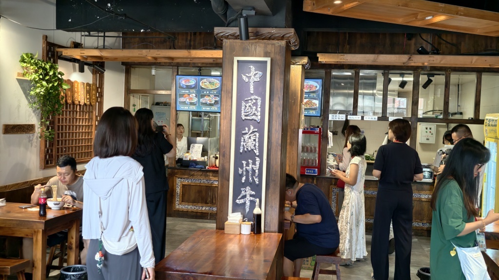 8月3日临近中午，呼和浩特古麦优品兰州牛肉面一家门店里顾客川流不息。澎湃新闻记者　王岱玉　图