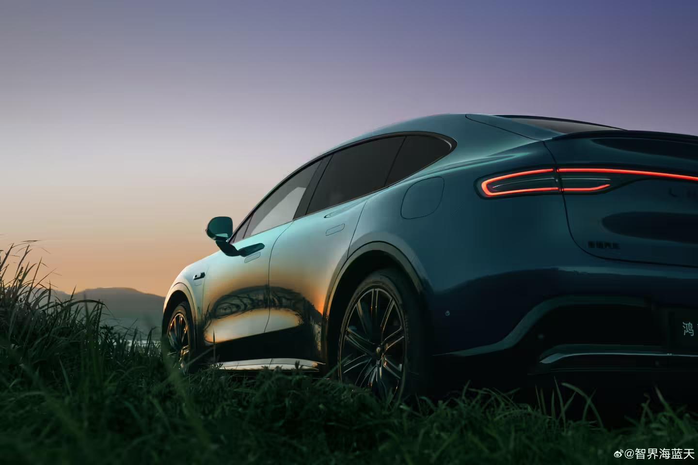 鸿蒙智行智界“极光绿”车色采用5C2B喷涂工艺,官方专门开发有与原漆相同珠光排列的修补专用漆