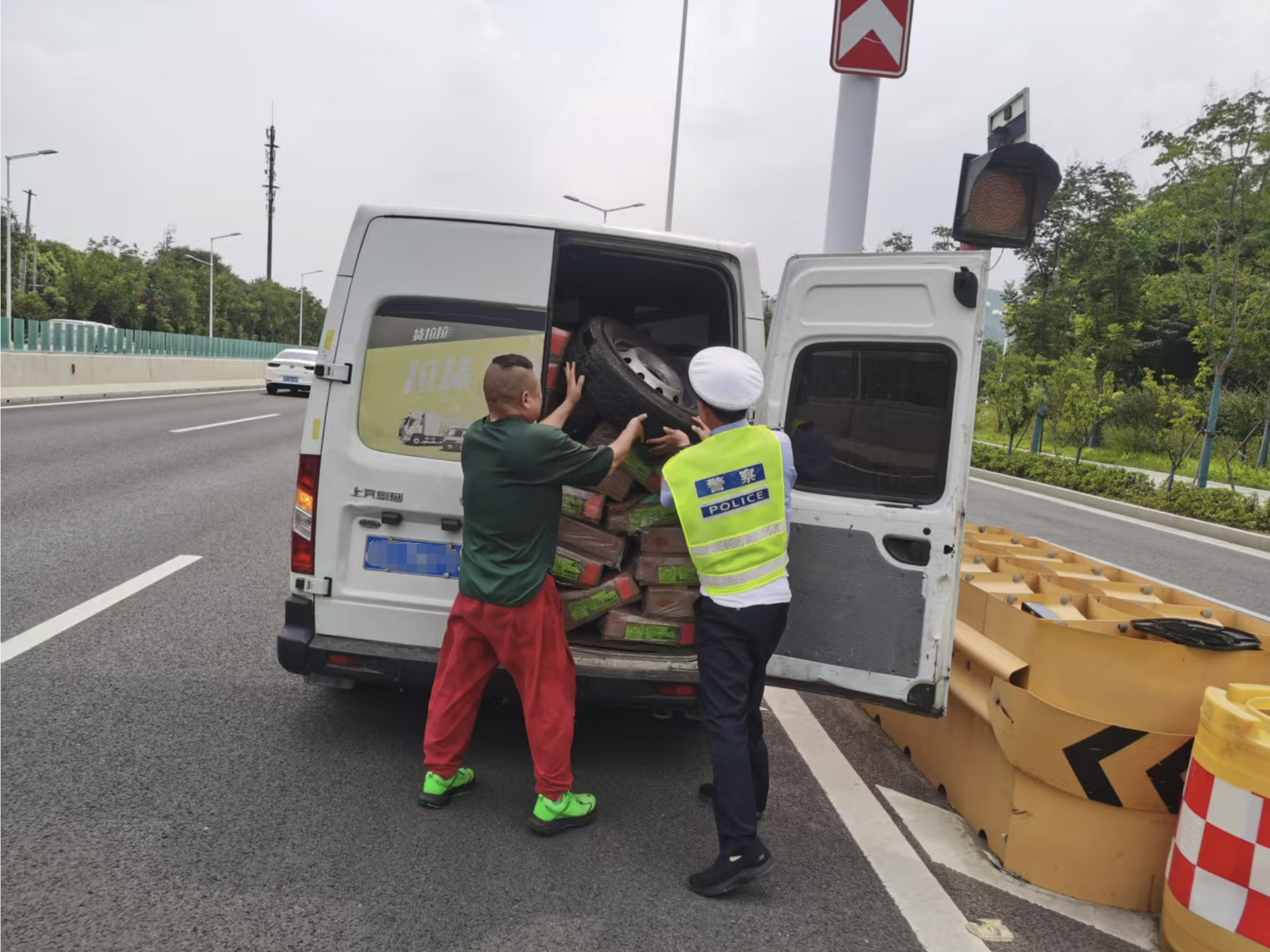 徐州一客车改成“货拉拉” 超载爆胎被查处