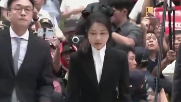 韩国史上首次，前第一夫人金建希到案受讯