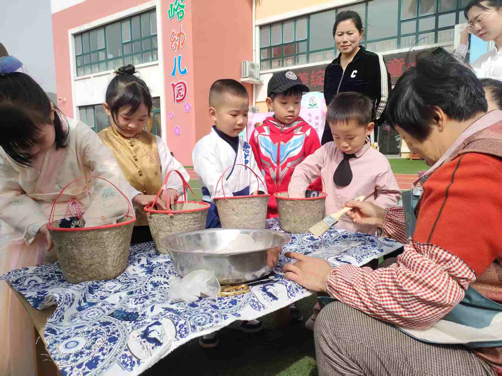 青岛乡里乡亲｜纸间艺韵，笸箩传情——探秘上山色峪村的百年手作瑰宝