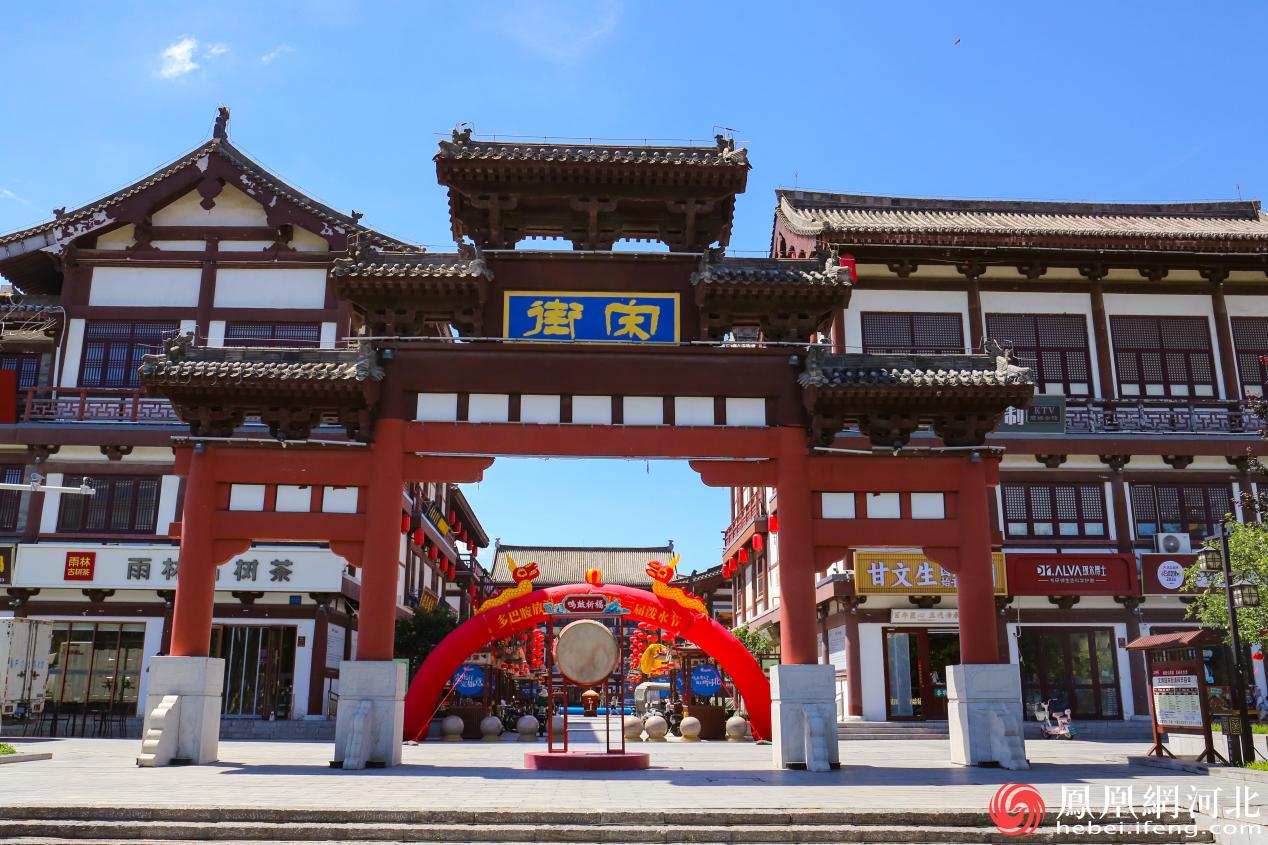 宋街以张择端的《清明上河图》建筑风格为蓝本进行建设 李卓然摄