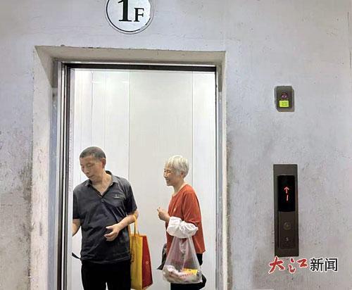 崭新的电梯平稳运行