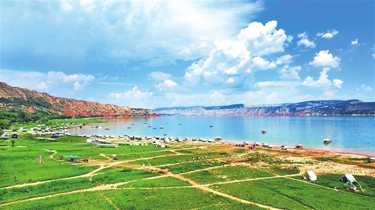 近日，蓝天白云下的永靖县黄河三湾景区，高峡平湖碧波万顷，美不胜收。新甘肃·甘肃日报记者　田蹊