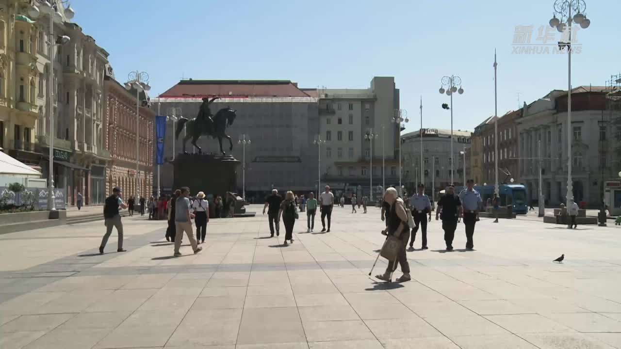 游客和当地居民点赞中克警务联巡