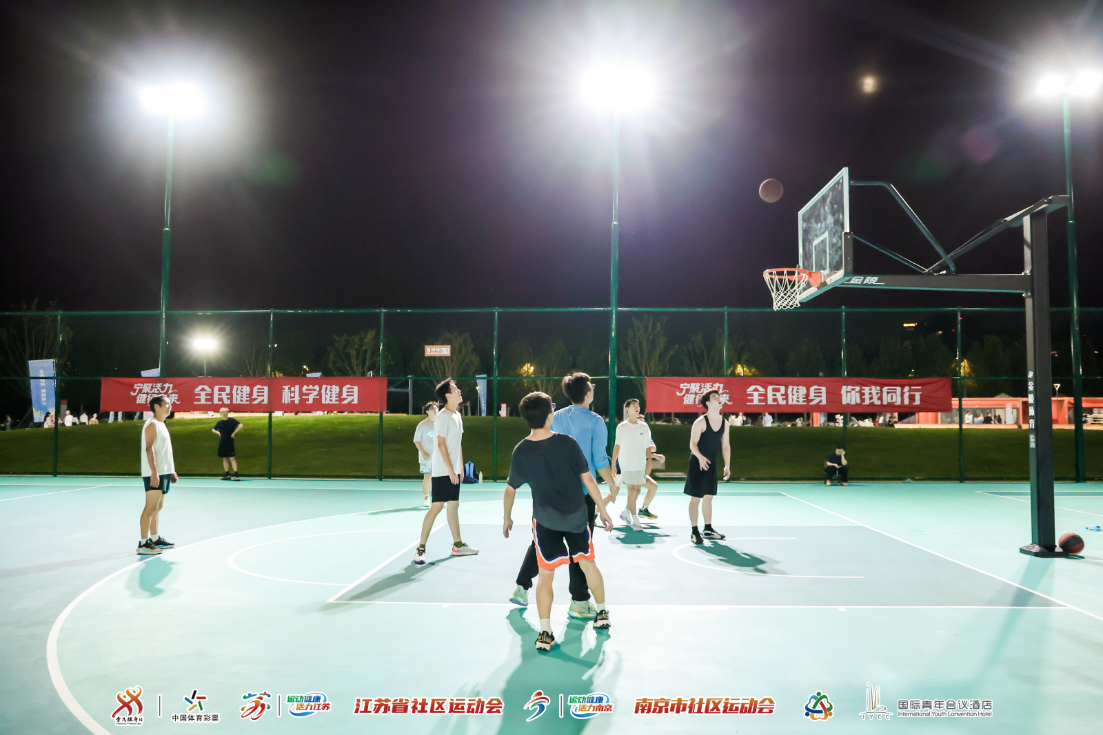 当贵州“村超”踢进南京夏夜：一场足球引发的全民运动狂欢