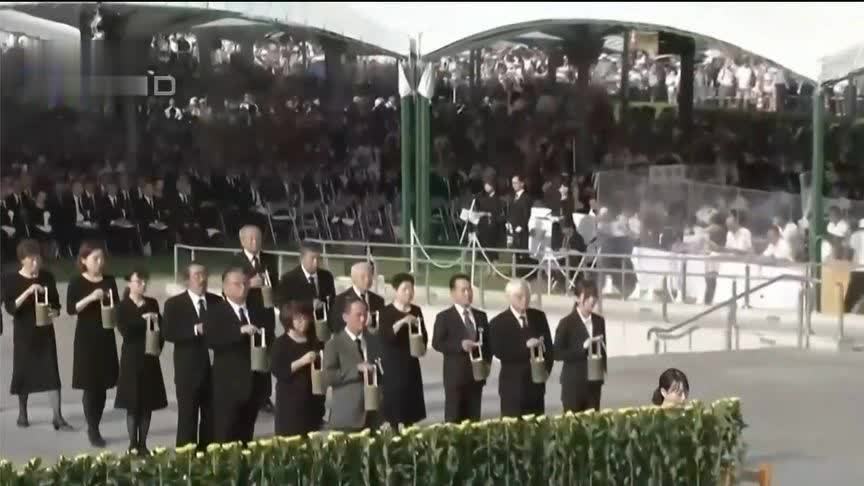 广岛原子弹爆炸80周年，清晨8时15分，市民在原子弹投下瞬间默哀