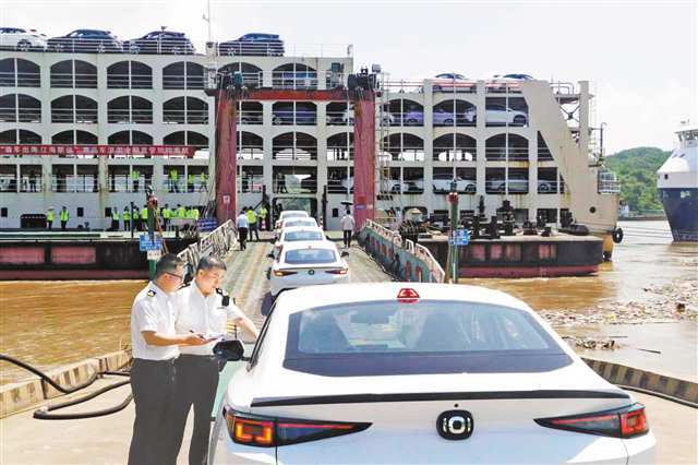 “重庆造”汽车排队上滚装船,重庆海关关员开展现场核查。(受访者供图)