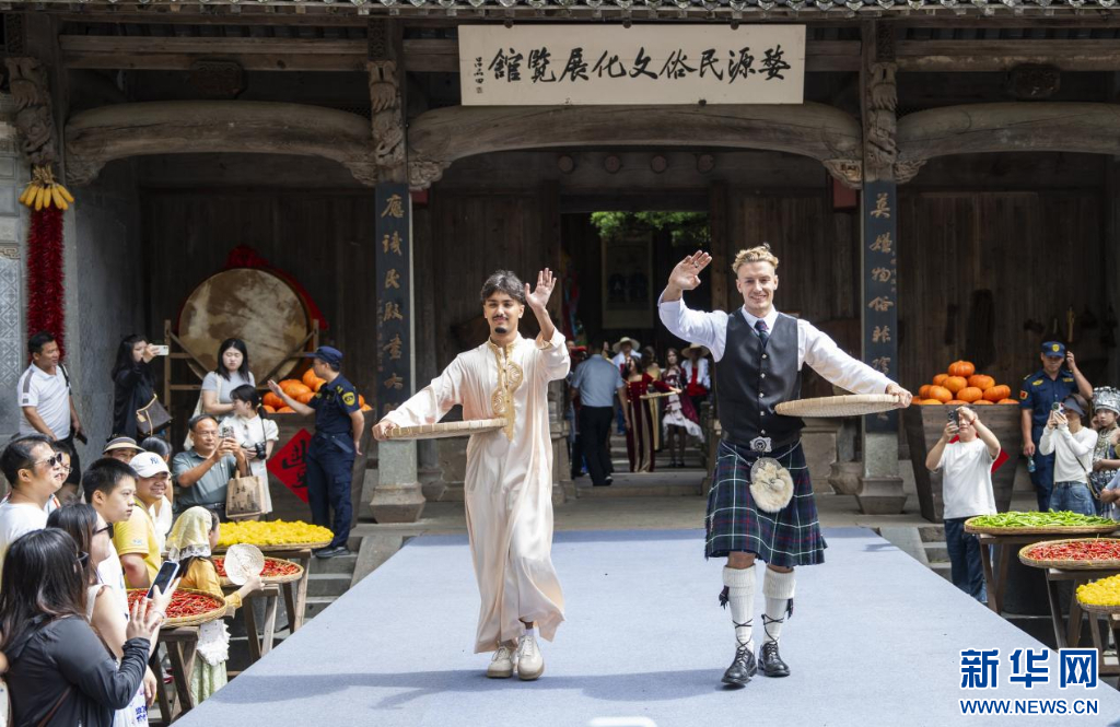 “国际晒秋队”带着家乡农产品走上T台。新华网发