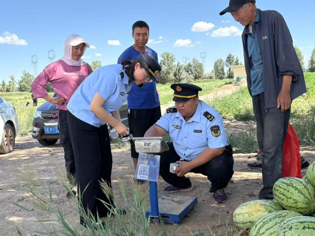 △工作人员采用标准砝码对计量器具进行检测