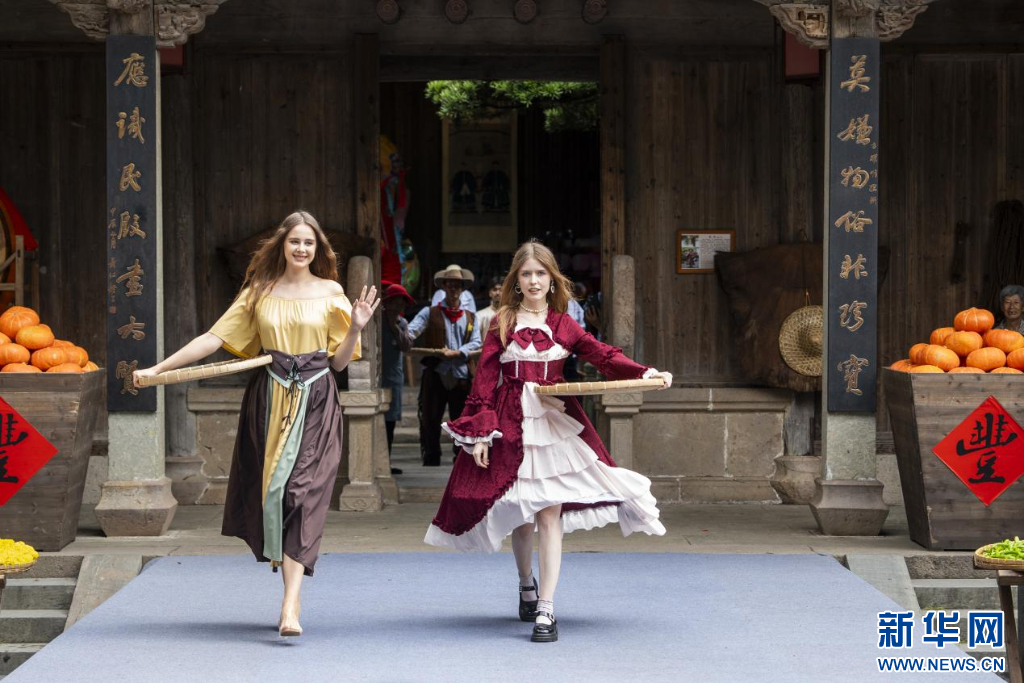 “国际晒秋队”带着家乡特色农产品走上T台。新华网发