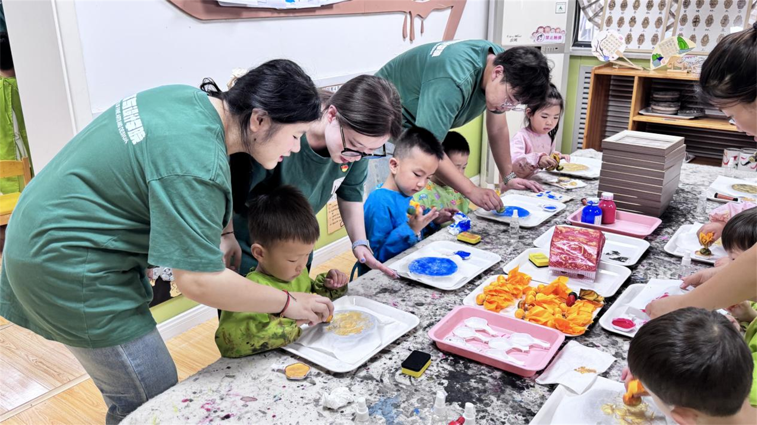 志愿者协助孩子们拓印