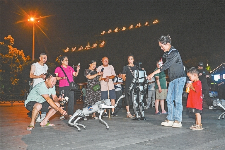 8月2日,在萍乡武功山风景名胜区,智能机器人、机器狗与游客互动。