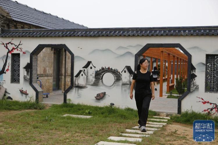 ↑ 8月5日，游客在莱西市南墅镇青山绣湖旅游度假区游玩。