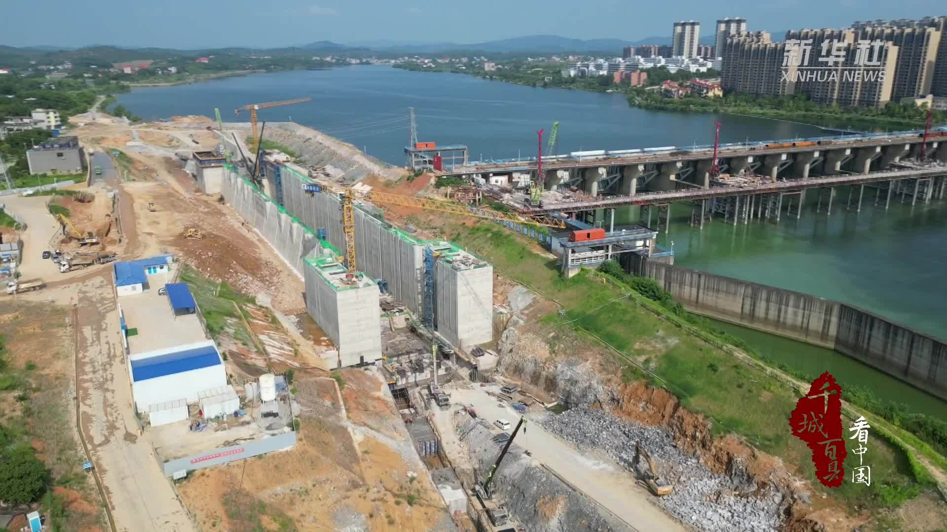 千城百县看中国｜湖南祁阳：建设者穿“空调服”战高温