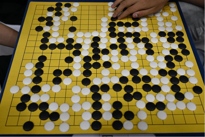 山东即墨：青少年摆擂对弈 逐鹿棋盘
