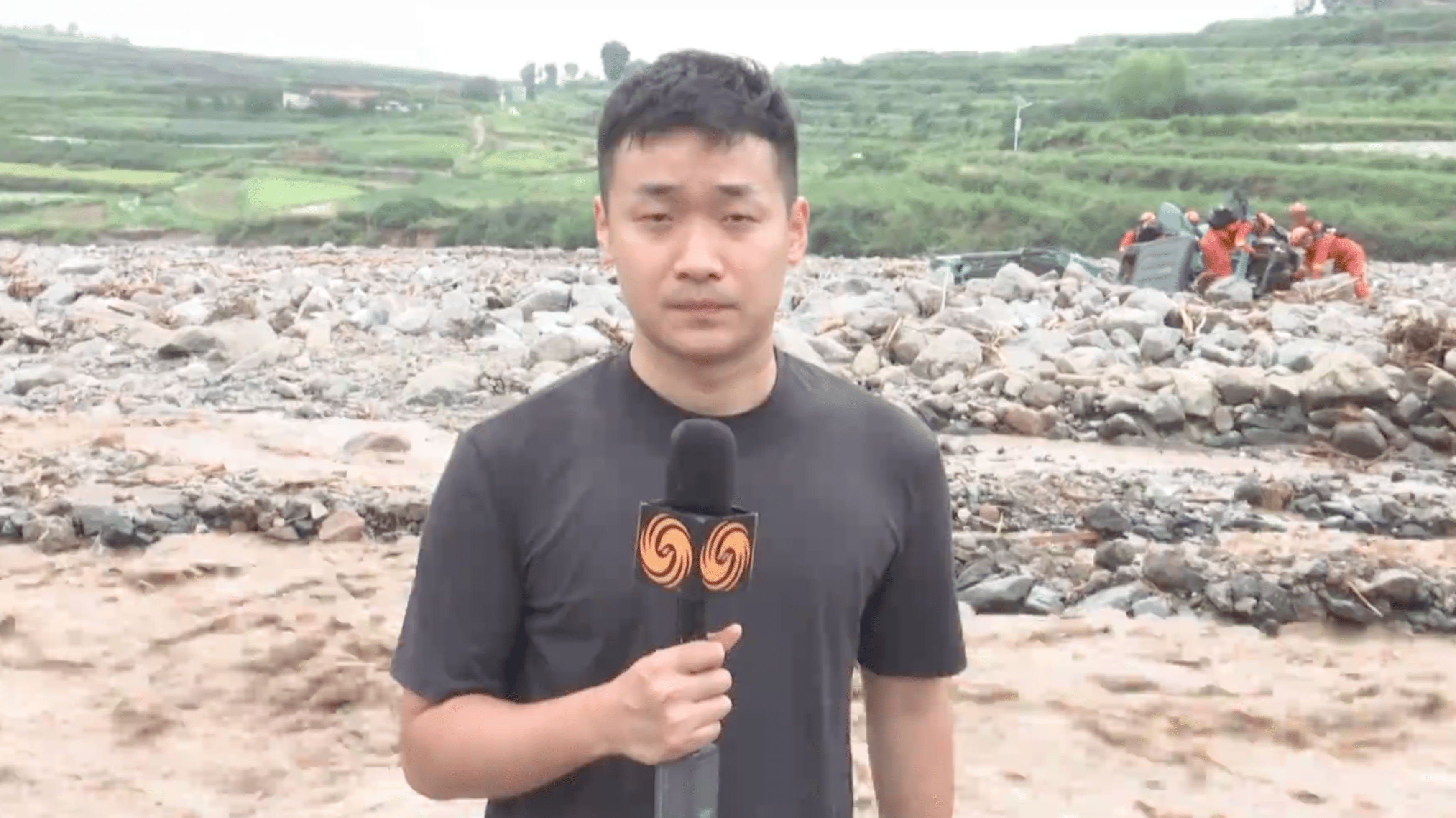 凤凰记者现场报道｜甘肃榆中县受灾严重 马莲滩村泥石流吞噬农田