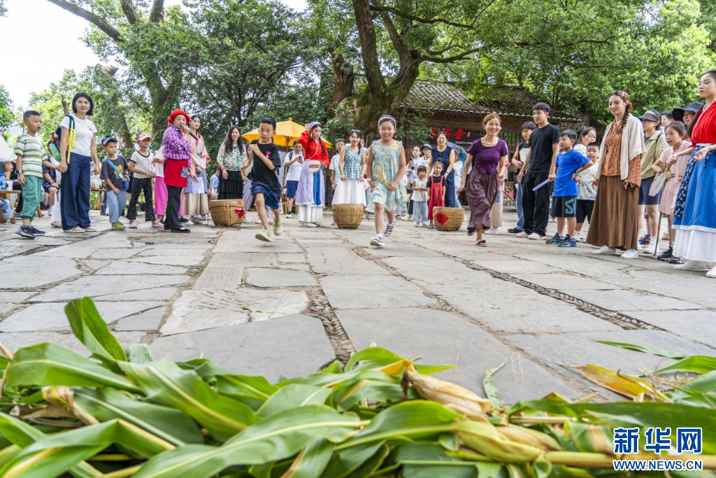 充满农趣的体验项目吸引不少游客参与。新华网发