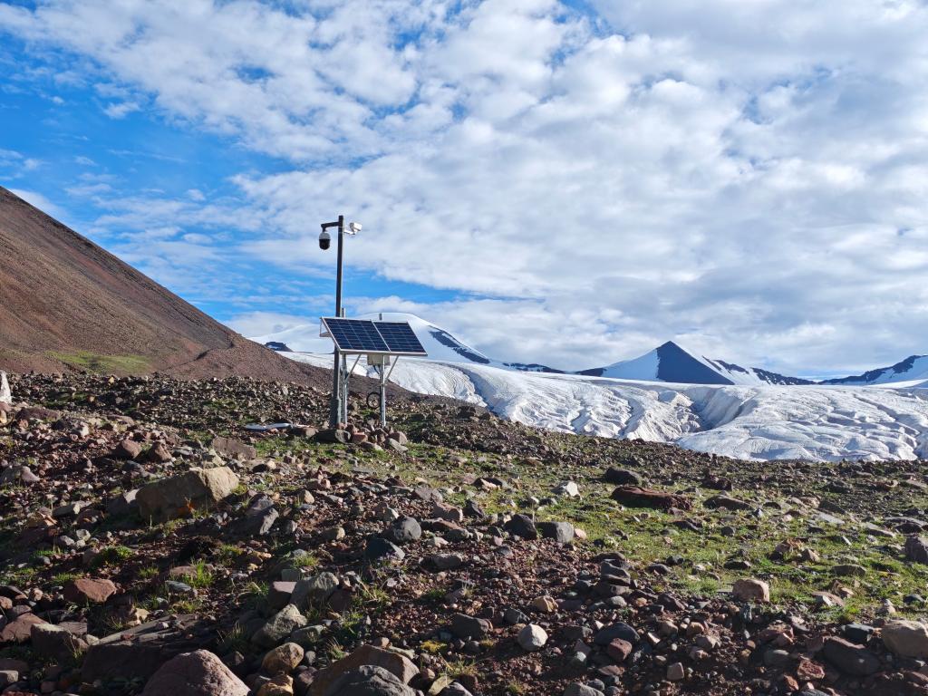 冬克玛底冰川旁设立的持续观测冰川末端变化的摄像头。新华社记者 邱婧熠 摄