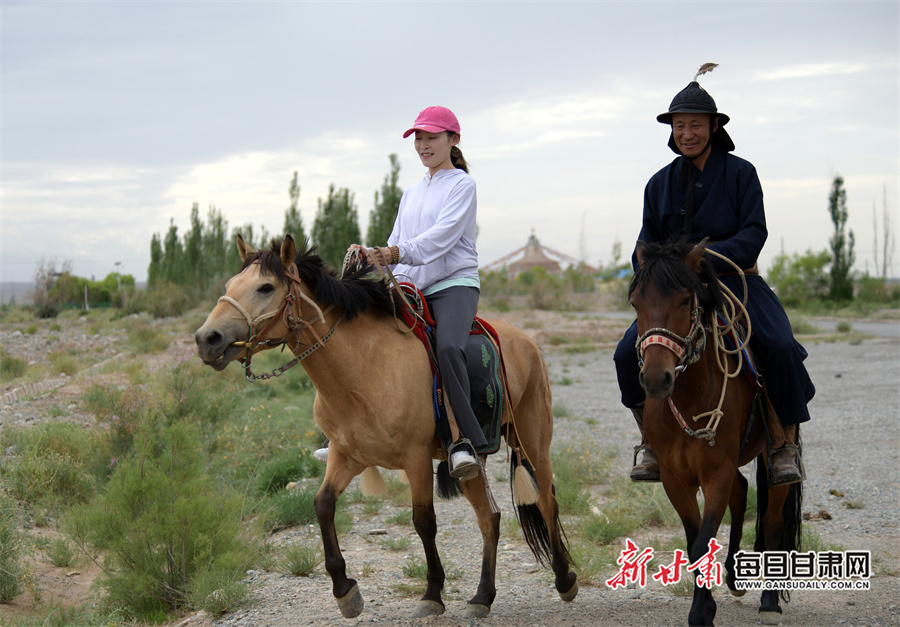 新军给女儿讲述蒙古马文化