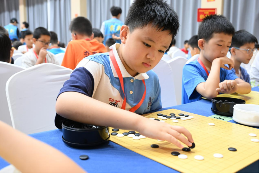 山东即墨：青少年摆擂对弈 逐鹿棋盘
