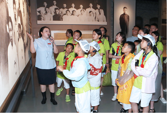 （2025年8月1日，夏令营学员参观周恩来纪念馆）