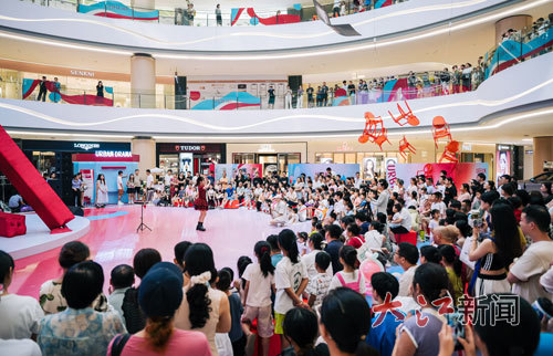 近日，南昌T16購物中心舉辦的“T16城市戲劇節(jié)”上，魔術表演吸引了大批市民圍觀。