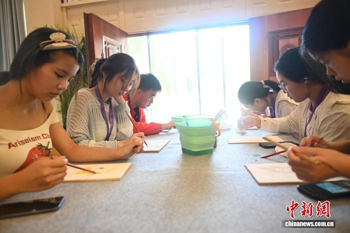 8月1日，在位于甘肃省敦煌市的莫高学堂内，两岸婚生子女暑期研学活动成员进行敦煌壁画临摹。中新社记者　李亚龙　摄