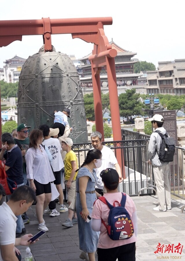 西安钟楼上的景云钟（复制品）吸引众多游客打卡。