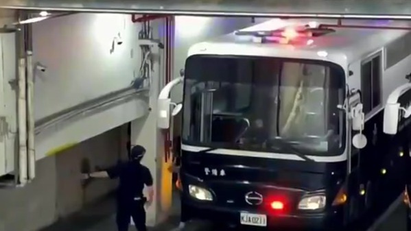 柯文哲66岁生日当天出庭，支持者法院外祝寿