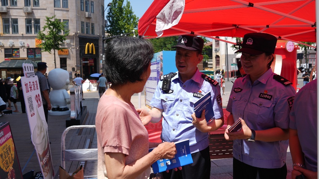 市南公安：以 “柔警舒心促和” 绘就景区调解金名片