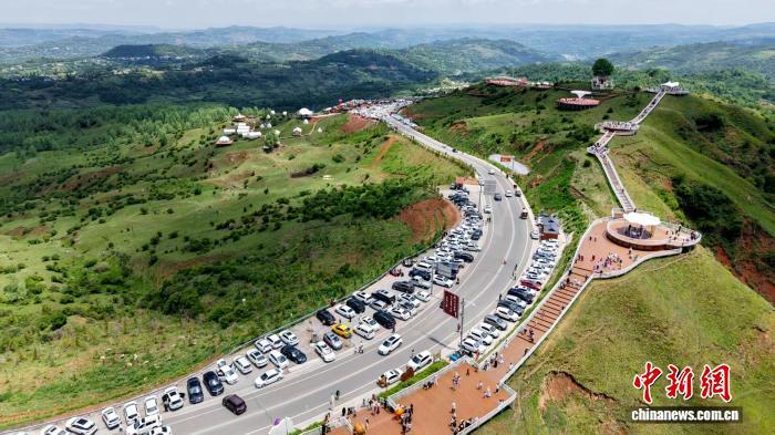 航拍视角下的沿太子山旅游大通道和政段（资料图）　临夏州文旅局供图