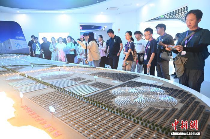 8月1日，在位于甘肃省敦煌市的敦煌光电博览园内，两岸婚生子女暑期研学活动成员参观光伏产业模型。中新社记者　李亚龙　摄