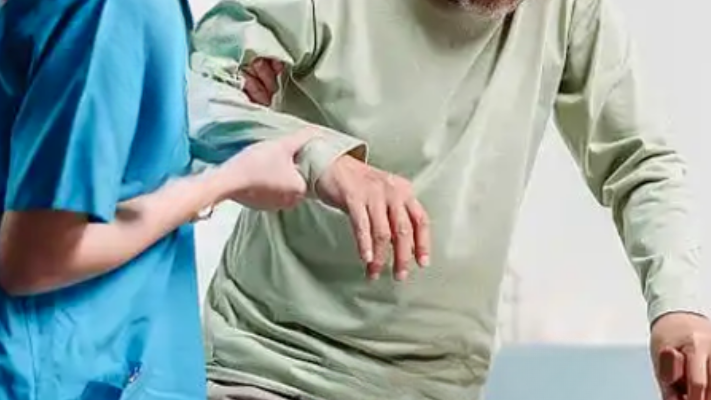 女子救坠沟老人反遭诬陷，拿到道歉信后表示对方态度不诚恳，官方知情人：仍在调解