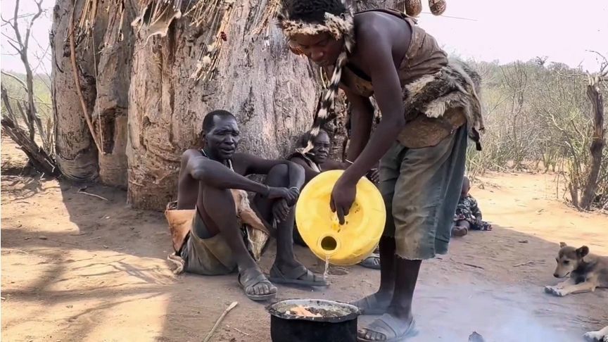 哈扎比人烹饪美食，整个部落都能闻到肉的香味