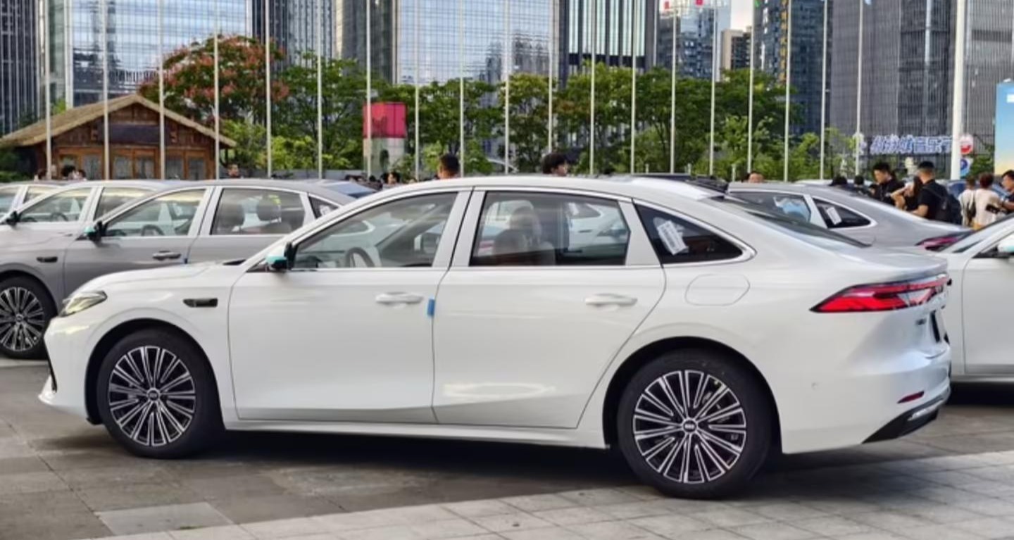 吉利银河A7混动家轿上市:8.18万元起,百公里馈电油耗2.67L