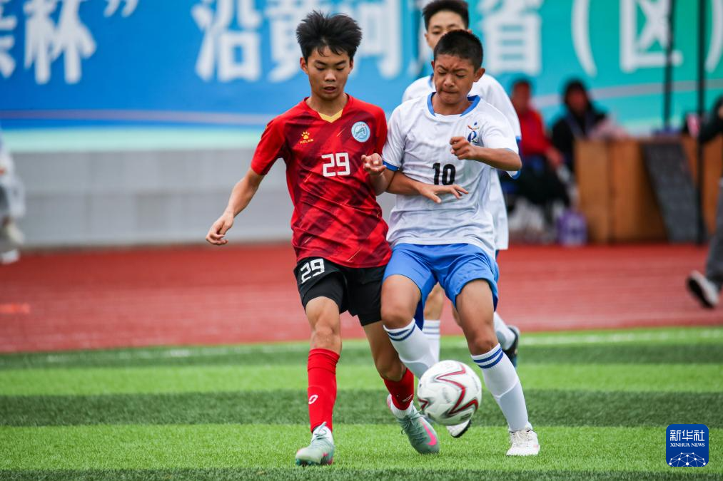 8月5日，甘肃省古浪县代表队球员杜玉龙（前右）和河南省实验中学代表队球员程浩（前左）在U13男子组比赛中拼抢。新华社记者　郎兵兵　摄