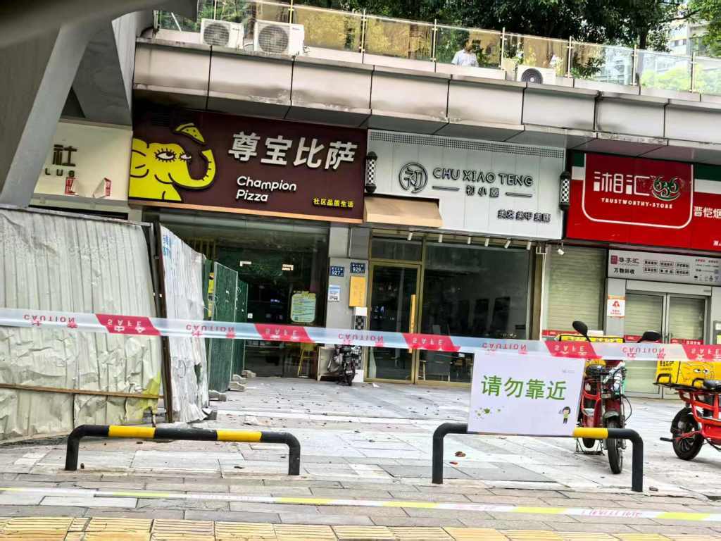 坠物地点位于6栋底商和天桥交叉处