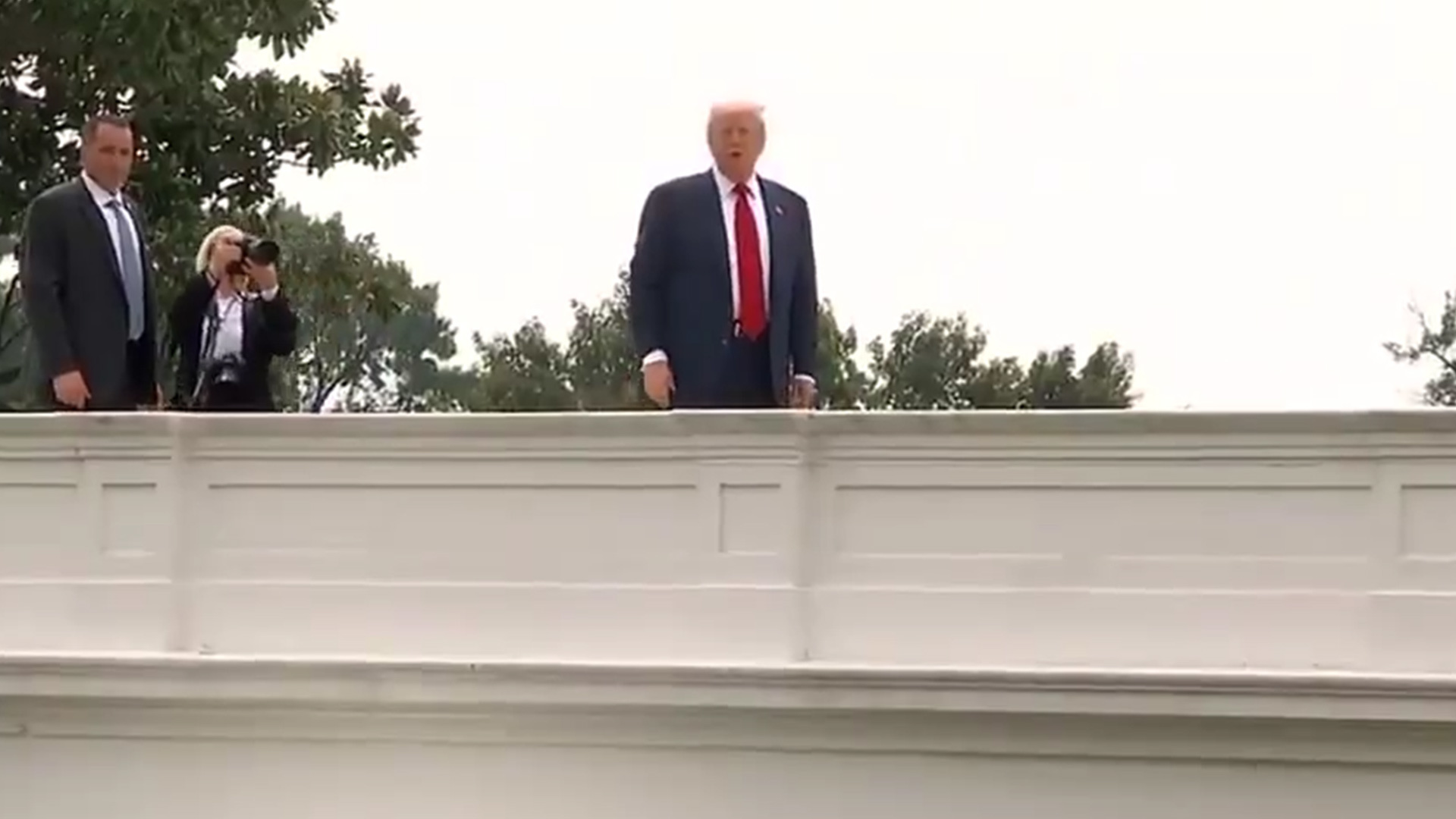 特朗普意外现身白宫屋顶，和记者隔空对喊，开玩笑说要建核导弹