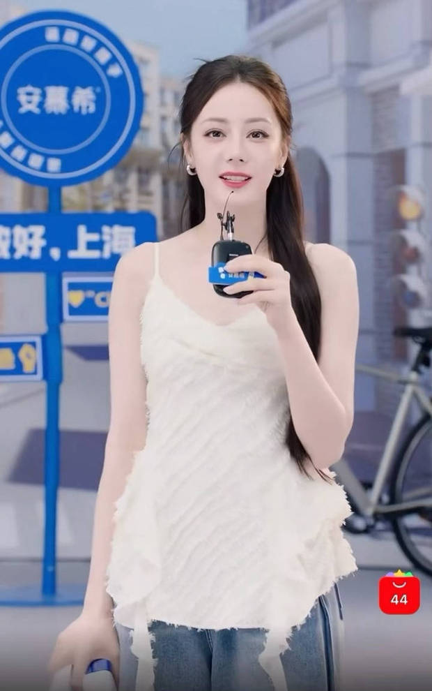 搜狐娱乐讯 近日，一组热巴参加品牌活动的美照曝光。
