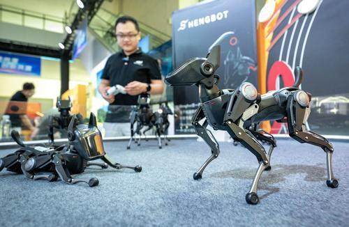 ▲7月18日,重庆悦来国际会议中心,恒之未来推出的四足机器狗“哮天”在此展示。记者 张锦辉 摄