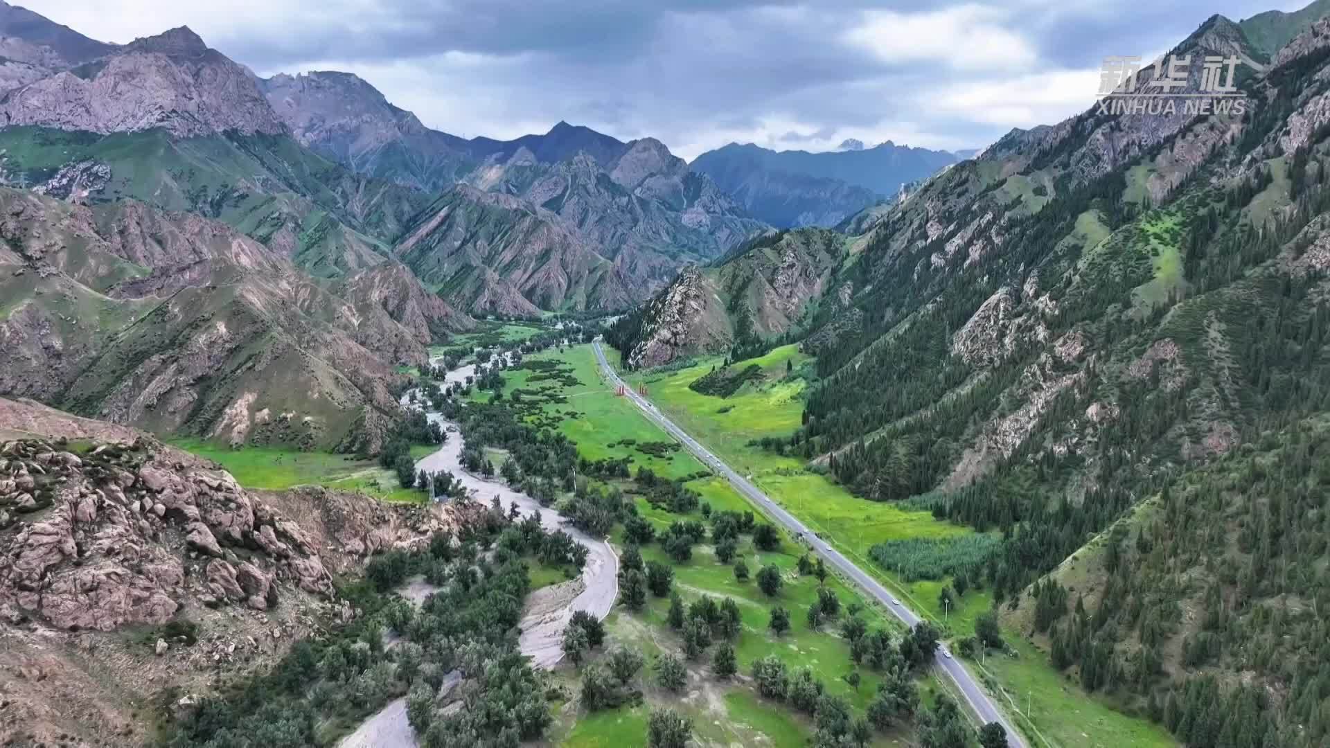 新疆独库公路大龙池风景美如画