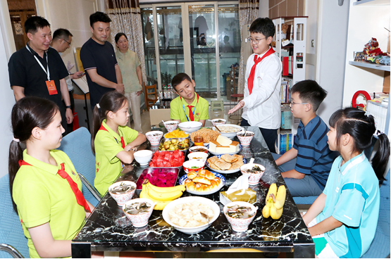 （2025年8月1日，克孜尔&middot;伊尔哈孜到淮安市新安小学学生杨雨宸家里做客）