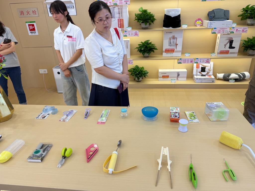 7月23日,重庆重百九龙百货商场6楼的银发主题店内,消费者正在选购适老化产品。新华社记者李晓婷 摄